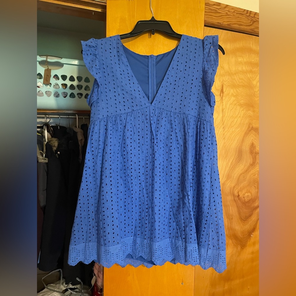 Cute flowy dress with built in shorts and pockets!